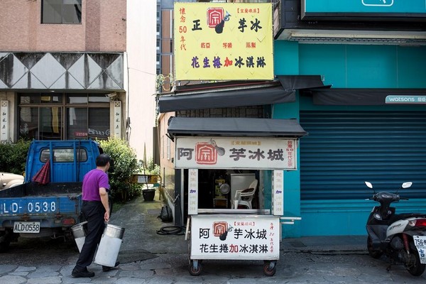 每天早上開店前，黃志安會親自載送叭噗冰給攤商。