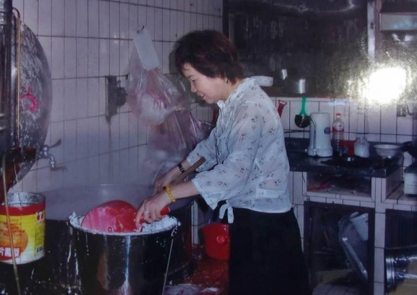 早期由黃楊玉負責熬煮叭噗冰原料芋頭。（阿宗芋冰城提供）