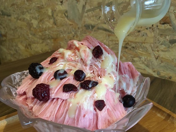 「莓大莓小雪果冰」吃的時候可以搭配果粒、果乾增添酸味、嚼感，淋點煉乳味道更香甜。