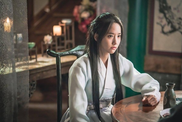 潤娥在《王在相愛》中終於擺脫演技不佳的質疑，演出爽朗純真的「殷珊」。