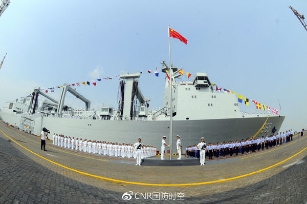 091型綜合補給艦首艦「呼倫湖艦」正式入列，這艘「航母奶媽」將為中國海軍艦艇走向深藍奠定堅實基礎。（圖／翻攝自國防時空微博）