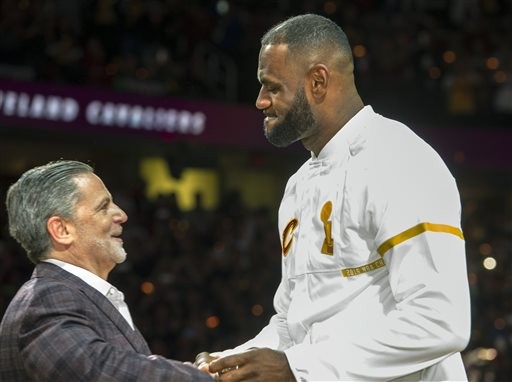 ▲騎士老闆吉伯特（Dan Gilbert）頒冠軍戒給詹姆斯（LeBron James）。（圖／達志影像／美聯社）