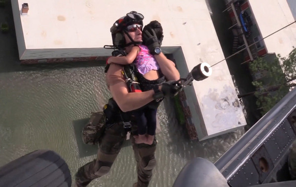 ▲▼美國空軍第106航空救援隊於1日在德州休士頓救災，其中一名成員抱起一名小女孩。（圖／路透社）