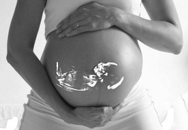 ▲透過超音波顯現出寶寶在媽咪肚子裡的樣子▼             。（圖／LibreStock網路翻拍）