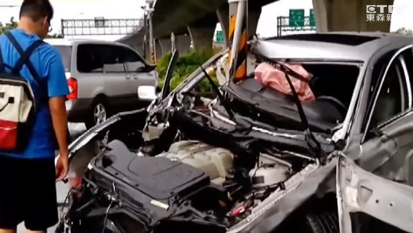 ▲▼畫面曝！下交流道轉彎直衝撞　「BMW大7被切半」4人僅輕傷。（圖／翻攝監視器畫面）