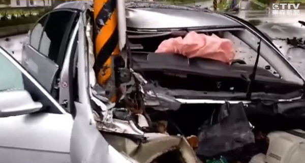 ▲▼畫面曝！下交流道轉彎直衝撞　「BMW大7被切半」4人僅輕傷。（圖／翻攝監視器畫面）