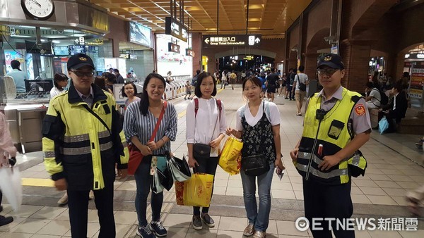 ▲▼淡水員警冒雨至捷運站，返還韓女遺失的手提包。（圖／記者陳豐德翻攝）