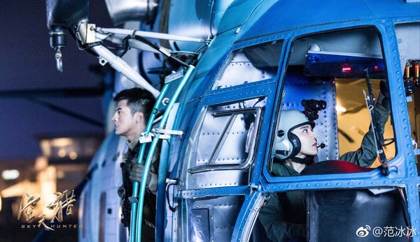 飾演中國軍武大片「空天獵」女主角的范冰冰，在微博貼出殲-20、殲-10高清圖片。（圖／翻攝自大陸網站）
