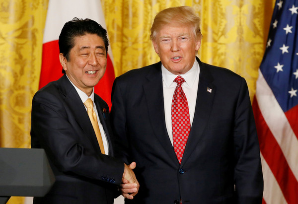 ▲▼日本首相安倍晉三在2017年2月10日抵達美國白宮，並且和美國總統川普進行會談。（圖／路透社）