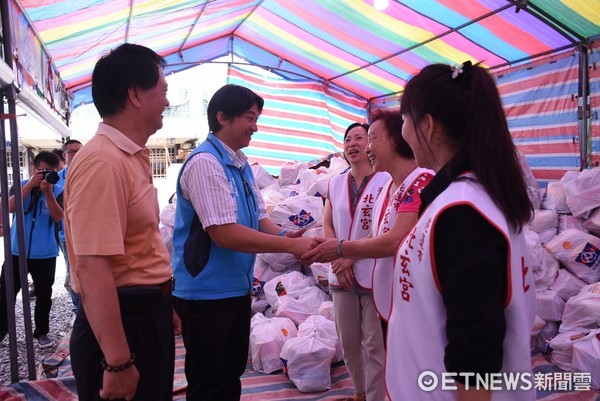 花蓮市北玄宮中元普渡，將其中的三百份供品轉贈給弱勢團體，市長魏嘉賢前往北玄宮表達感謝。（圖／花蓮市公所提供）