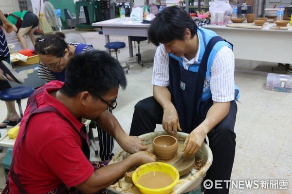 花蓮市長魏嘉賢前往大漢技術學院陶藝教室，關心參加「手拉坏陶藝創意研習」的學員。（圖／花蓮市公所提供）