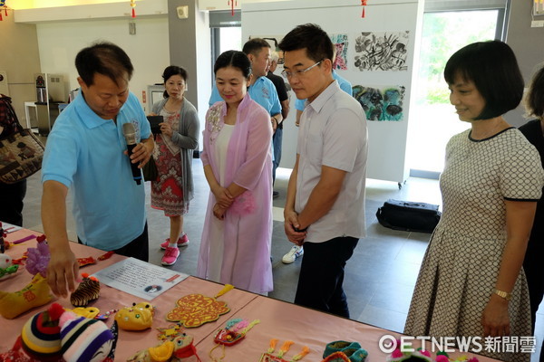 鄭州市非物質文化遺產暨兒童美術作品交流展，於台東美術館展出，縣長黃健庭伉儷特別前往欣賞。（圖／台東縣政府提供）