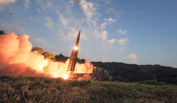 南韓9月4日發射「玄武-2A型」地對地彈道導彈，針對北韓進行實彈演習。（圖／路透社）