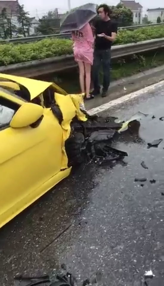 江蘇省如東縣近日發生一起三車連環車禍，一輛黃色保時捷Boxster跑車受損嚴重，但車上下來一名男子和一名只穿絲綢浴袍「內空」的金髮妞，引人側目。（圖／翻攝「馬曉波」微博）