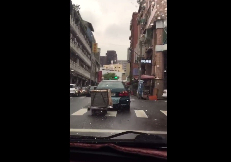 ▲▼三寶把「小客車當聯結車」　後方載物甩尾到對向車道。（圖／翻攝自爆料公社）