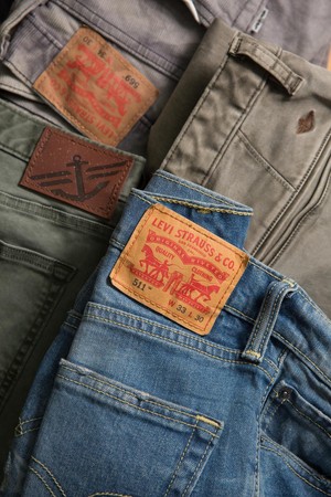 創立40年的如興，客戶包括 Levi's、H&M、Armani、GAP、UNIQLO、Lee等歐美日的品牌服飾大廠，其中又以Levi's佔比最高。