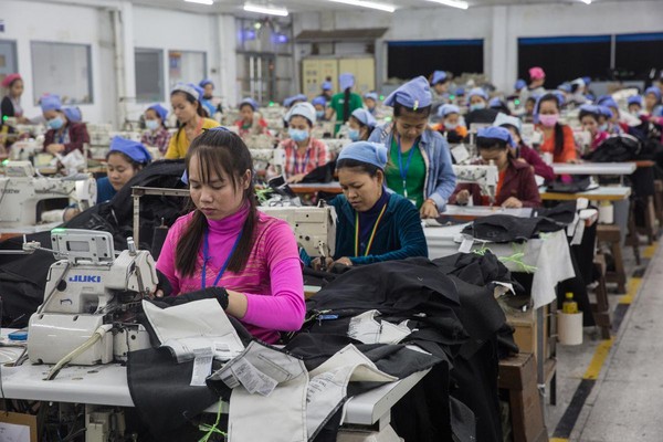 製作牛仔褲工序繁瑣，屬勞力密集行業，產線自動化為終極目標，圖為如興位於柬埔寨金邊市區的工廠。