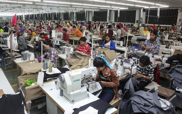製作牛仔褲工序繁瑣，屬勞力密集行業，圖為如興位於柬埔寨金邊市區的工廠。