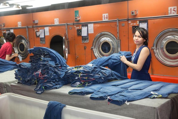製作留牛仔褲過程繁複，為了定色，必須經過水洗過程，圖為如興位於柬埔寨金邊的代工廠。