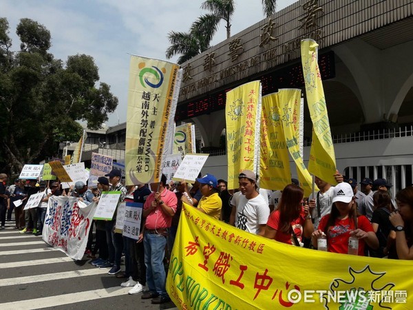 ▲9槍擊斃越籍移工！台灣移工聯盟包圍警政署遞陳情書。（圖／記者柳名耕翻攝）