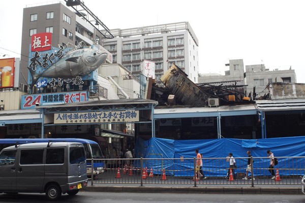 今年8月初發生的火災，燒毀了築地市場的場外市場門面。