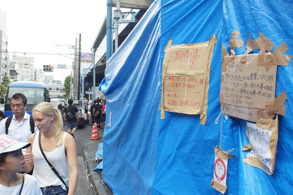 築地市場知名的中華拉麵「井上拉麵」、綜合食品老店「菊屋中村」，都遭大火燒毀，目前以帆布遮蓋。