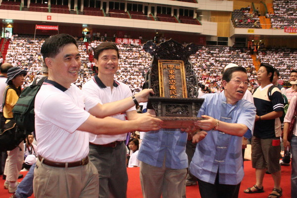 ▲台北小巨蛋2006年舉辦客家義民祭活動，郝龍斌及謝長廷出席參與。（圖／東森國際）