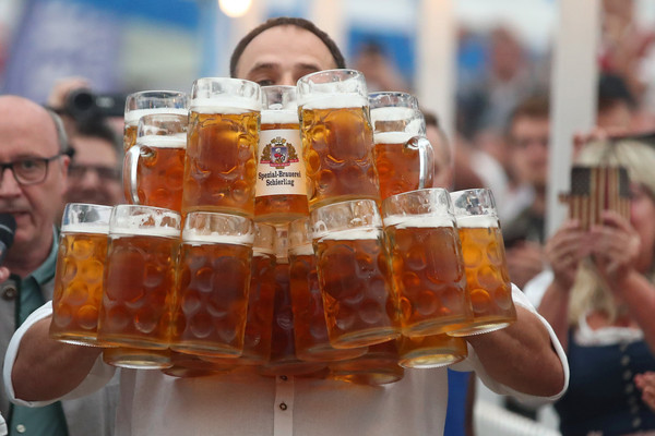 ▲▼斯特拉爾普菲端起29杯啤酒，締造新的世界紀錄。（圖／路透社）