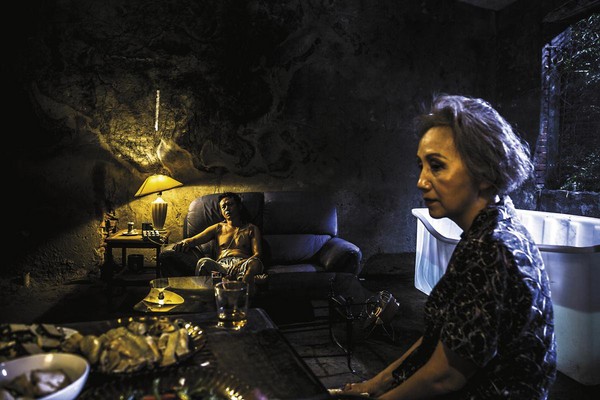 陸弈靜（右）飾演的女鬼回家照顧罹患怪病的兒子李康生。（汯呄霖電影提供）