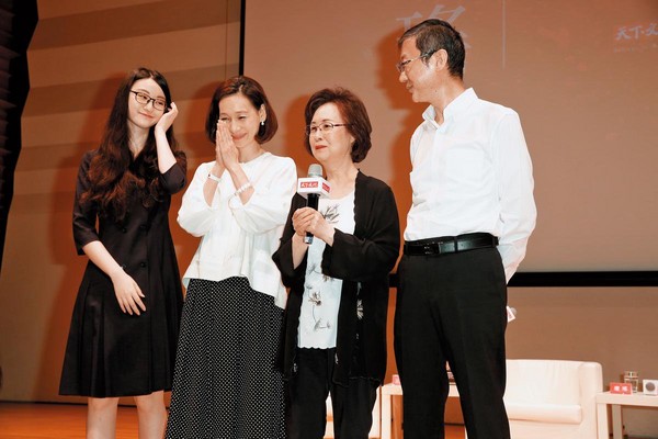 新書座談會上，瓊瑤的兒子陳中維、媳婦何琇瓊和孫女陳可嘉都出席為她打氣。