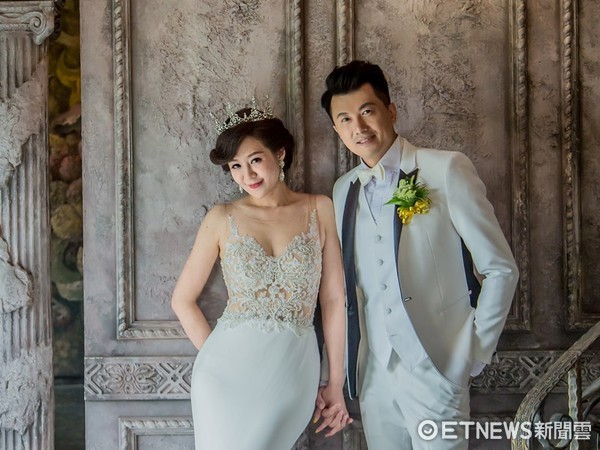 這次換上屬於小倆口的婚紗照，吳皓昇大笑說，「感覺不太一樣，拍戲的款式都太老氣了，這次選的比較帥。」