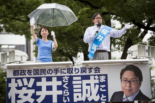 2016年7月21日，競選宣傳車上的櫻井誠。這位立場分明的右派份子在東京都知事選舉中取得約十一萬票，在所有候選人中排名第五。（東方IC）