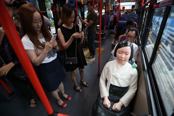 2017年8月14日，首爾市公車裝設慰安婦的少女像，紀念全球慰安婦日。（東方IC）