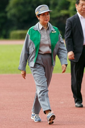 2017年9月1日，日本東京都知事小池百合子，身穿工作服出席防災演練，紀念1923年發生的關東大地震。（東方IC）