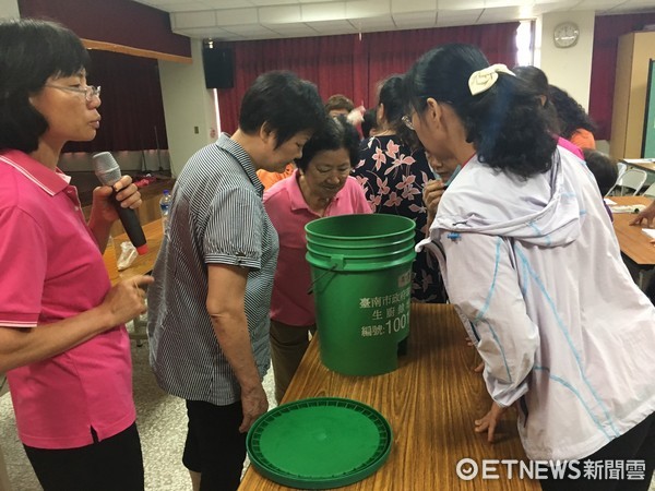 ▲台南市環保局，推廣廚餘落葉堆肥有成，全市已有17661戶，向環保局借用堆肥桶在家自主堆肥。（圖／環保局提供）