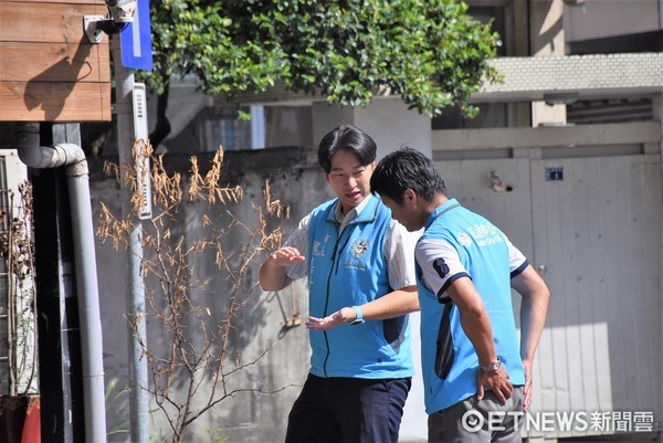 花蓮市長魏嘉賢視察林森路行道樹修剪作業，慰勞工作人員辛勞，也提醒用路人在修剪施做期間注意安全。（圖／花蓮市公所提供）