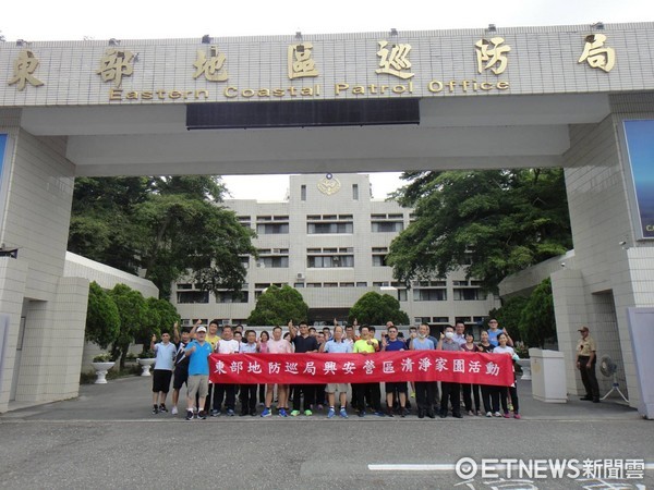 海巡署東部地區巡防局動員同仁，協助岩灣社區進行街道清掃。（圖／東部地區巡防局提供）