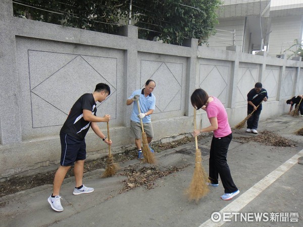 海巡署東部地區巡防局動員同仁，協助岩灣社區進行街道清掃。（圖／東部地區巡防局提供）