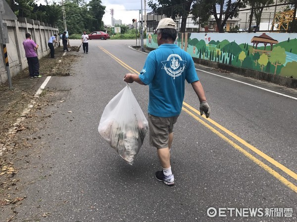 海巡署東部地區巡防局動員同仁，協助岩灣社區進行街道清掃。（圖／東部地區巡防局提供）