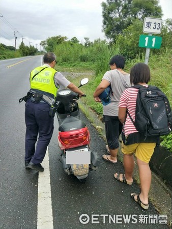 員警連絡機車行換胎，並協助將機車推到安全處所停放，避免發生事故，婦人對於警方的主動協助，一再表示感謝。（圖／台東縣警察局提供）