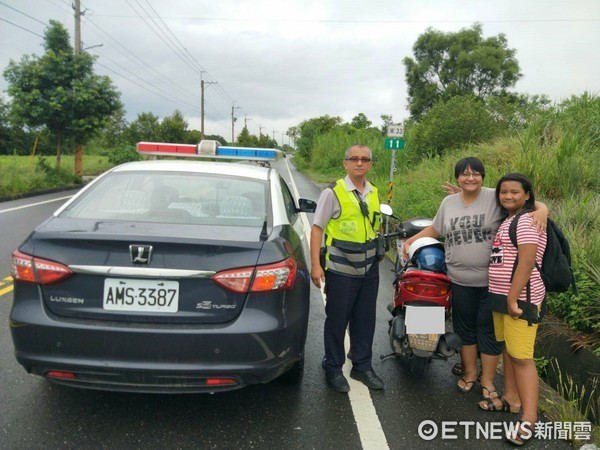 員警連絡機車行換胎，並協助將機車推到安全處所停放，避免發生事故，婦人對於警方的主動協助，一再表示感謝。（圖／台東縣警察局提供）