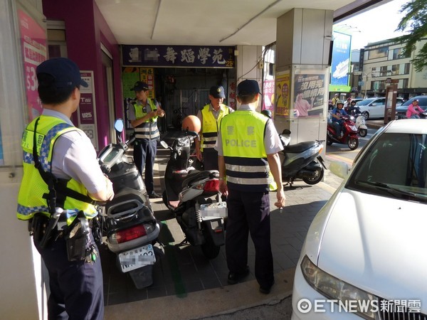 ▲台南市警二分局積極執行交通整理及清除道路障礙勸導、取締工作，維護大家行的權益。（圖／警方提供）