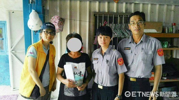 台東錦安派出所女警黃惠玲，協助轄區急難婦獲補助，並轉贈愛心米 。（圖／台東縣警察局提供）