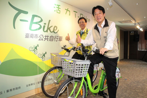 ▲台南市長賴清德、交通局局長張政源共同試騎T-Bike。（圖／市府提供） 