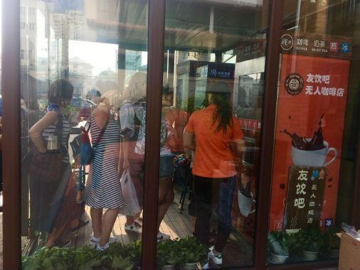 北京首家無人咖啡店開業，設備不穩定缺乏管理標準。（圖／翻攝自北京商報）