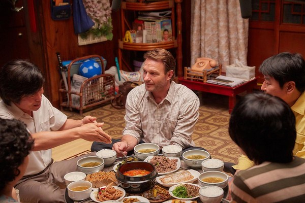 湯瑪斯‧柯瑞奇曼（中）飾演常駐日本的德國記者，為光州民主運動到光州實地採訪，接受柳海真（左）一家人招待。（網路圖片）