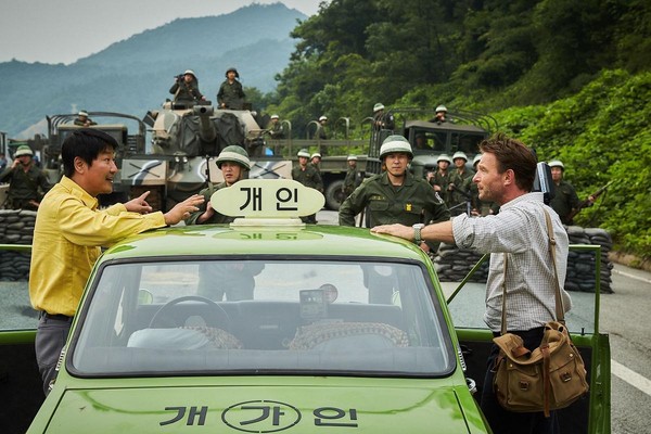 宋康昊飾演的計程車司機載著記者前往光州，通往光州的途中發現早被軍隊封鎖。