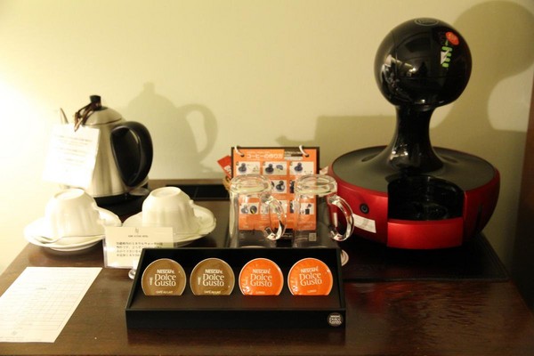 房內的配備齊全，也有咖啡機可供使用。