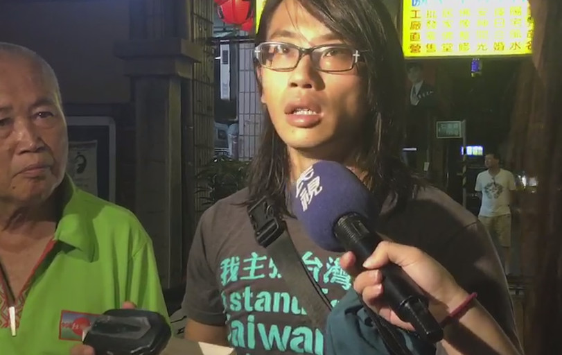 ▲台灣國成員陳儀庭發現車輛遭安裝追蹤器，質疑是警方所為。（圖／記者林煒傑攝）