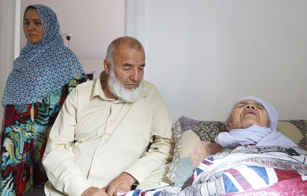▲▼兒孫揹106歲阿富汗阿嬤赴歐洲。（圖／達志影像／美聯社）